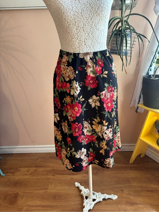 Vintage Dresses & Skirts - Vintage Black Floral Midi Skirt with Red & Cream Blooms